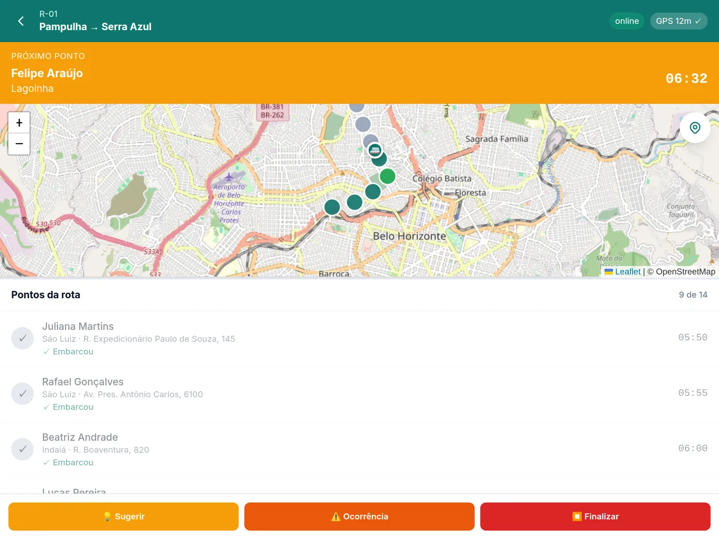 App do motorista no tablet: rota R-01 em andamento, próximo ponto em destaque, mapa e lista de pontos com embarques confirmados